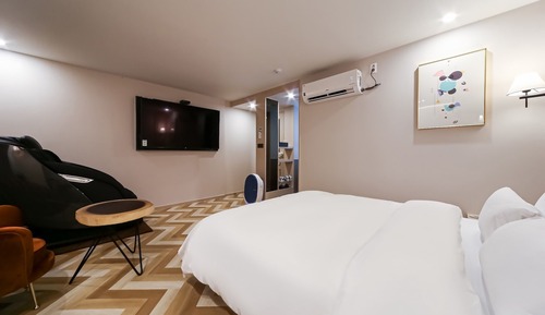 Room (Suite (200 pyeong of parking) (LG Sty)
