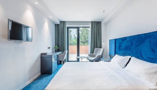 Standard Room, 1 King Bed, Smoking, Balcony