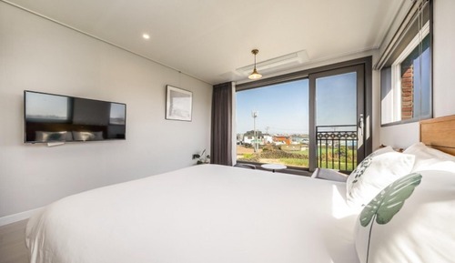 Room (Room 201 Private (Ocean View))