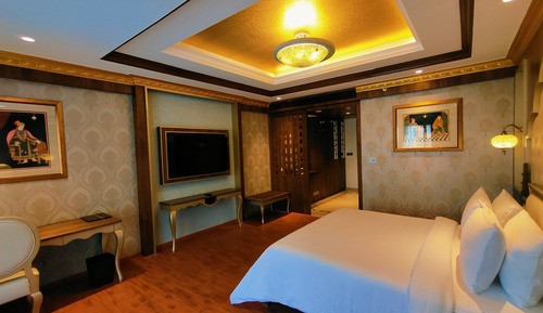 Deluxe King Pool Facing