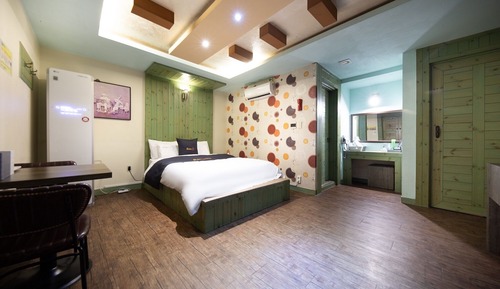 Room (Royal (65 inch TV Netflix/styler avai)