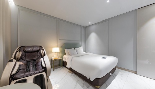 Room (Superior (massage chair Netflix &amp;)
