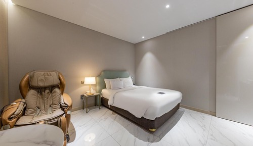 Room (Suite (Styler Massage Chair Netflix a)