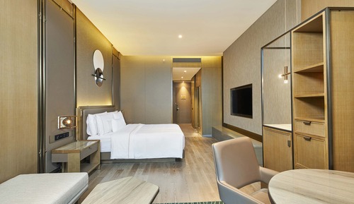 Club Room, 1 King Bed, City View