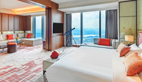 Deluxe Suite, 1 King Bed, Club Lounge Access, River View (High Floor)