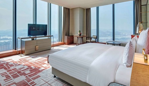 Deluxe Room, 1 King Bed, River View (High Floor)