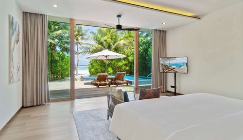 Sunset Beach Villa with private pool  & free access to VIP seaplane lounge on arrival