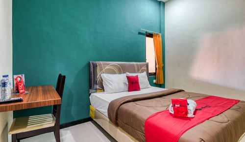 Double Room (RedDoorz)