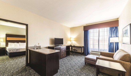 Deluxe Suite, 1 King Bed, Accessible, Non Smoking (Mobility Accessible, Two-Room)