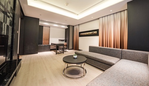 1 King Junior Suite Lounge Access