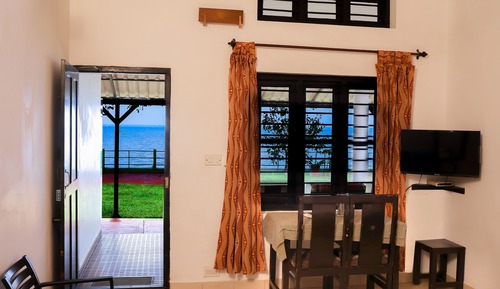 Lakefacing Cottage