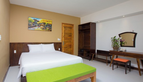 Deluxe Room, 1 Queen Bed, Pool View