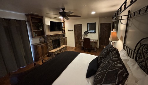 Room, 1 King Bed (with Balcony View (Dreamweaver))
