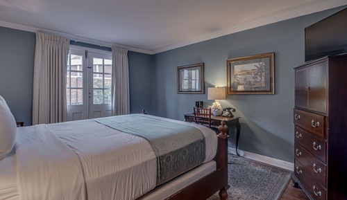 1 Queen Bed, Courtyard W/ Balcony