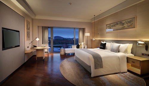 Deluxe Room, 2 Twin Beds, Balcony, City View