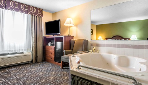 Room, 1 King Bed, Non Smoking, Jetted Tub (Upgraded)
