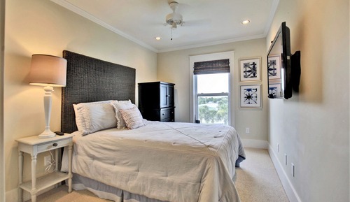 4 Bedroom, Beach House w/Sea View (Glory Daze)