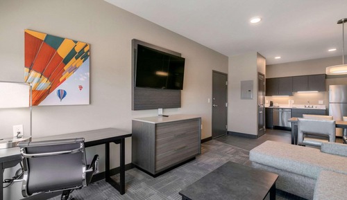 Suite, 1 King Bed, Non Smoking, Kitchen (Living Room)