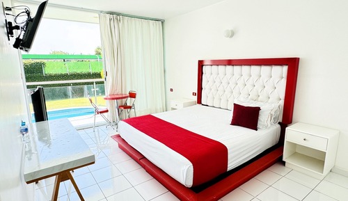 Superior Room, 1 King Bed, Pool View