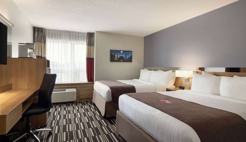 2 Queen Beds, Deluxe, with shower, Non-Smoking 