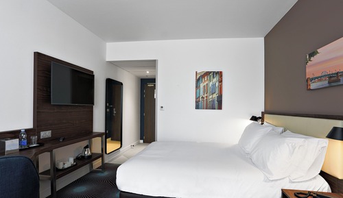 Family Room, 1 Queen Bed (+ Sofa)