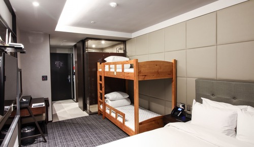 Deluxe Quadruple Room (Randomly assigned bed type)