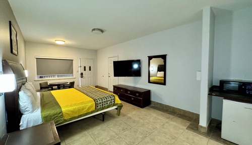 Deluxe Room, 1 King Bed, Smoking, Refrigerator & Microwave