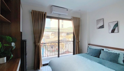 Studio, Balcony