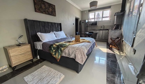 Deluxe Studio, 1 Queen Bed with Sofa bed