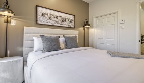 Deluxe Condo, Balcony, Mountain View