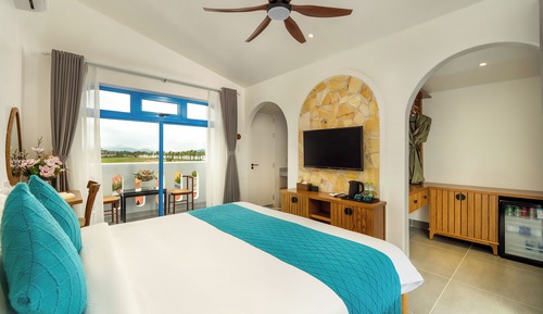 Deluxe Double Room, 1 King Bed, Partial Ocean View