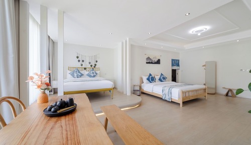 Superior Studio Suite, Hill View