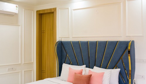 Classic Room, 1 King Bed, Accessible Bathtub, Balcony