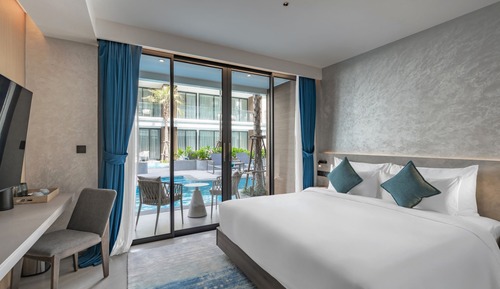 Premier Double Room, 1 King Bed, Pool View, Poolside