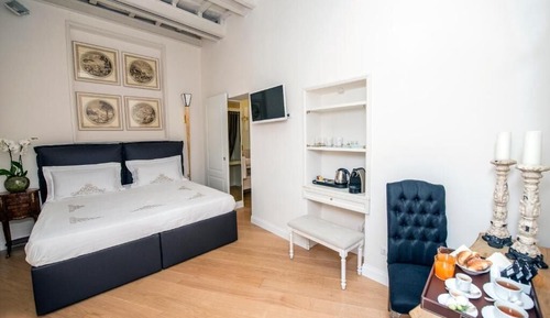 Luxury Room, 1 King Bed, Non Smoking, Private Bathroom
