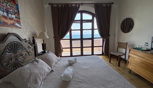Comfort Room, 1 Queen Bed, Lake View