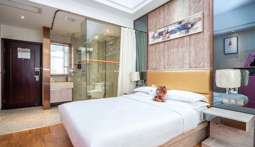 Business Room, 1 King Bed, City View