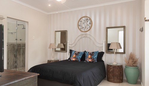 Classic Room, 1 Queen Bed, Non Smoking, Courtyard View