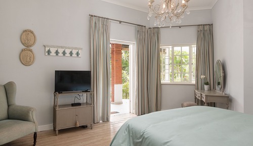 Deluxe Room, 1 Queen Bed, Non Smoking, Pool View