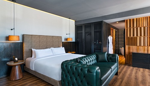 Suite, 1 King Bed, Golf View