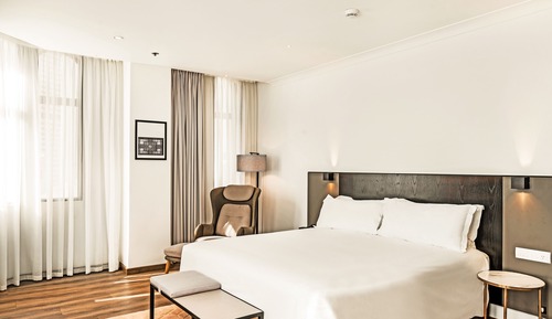Signature Premium Corner King Room