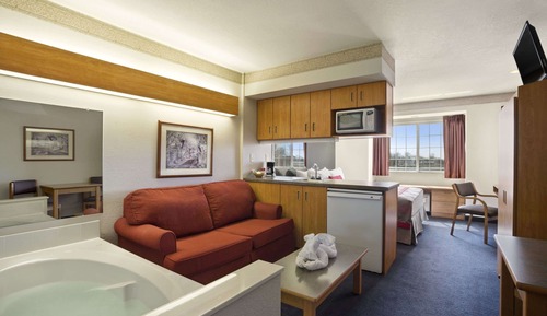 Deluxe Studio Suite, 1 Queen Bed, Non Smoking