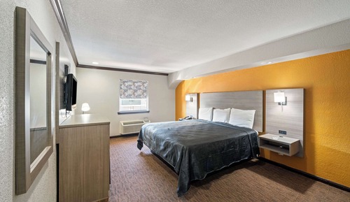 Room, 1 King Bed, Smoking