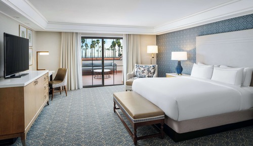 Suite, 1 King Bed, Accessible (Roll-In Shower)