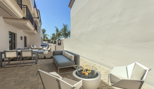 1KG BED JR STE HEARING ACCESSIBLE POOL VIEW