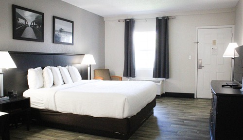 Room, 1 King Bed, Accessible, Non Smoking (Mobility/Hearing/Tub w/ Grab Bars)