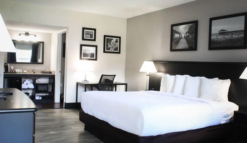 Deluxe Room, 1 King Bed, Non Smoking, Pool View (Courtyard)