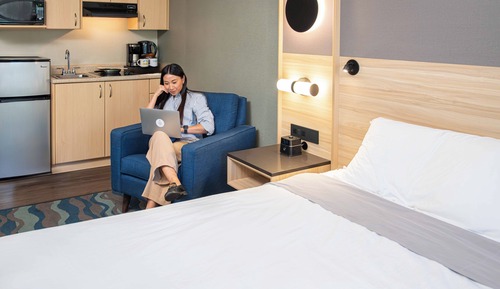 Queen Bed Kitchenette