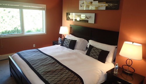 Suite, 1 King Bed, Non Smoking, Valley View