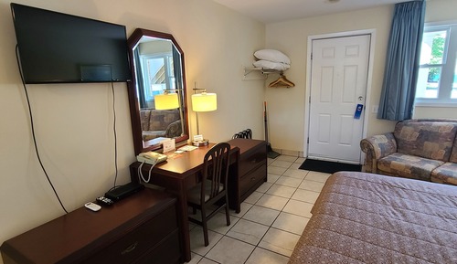 Room, 1 Queen Bed, Refrigerator & Microwave, Lake View